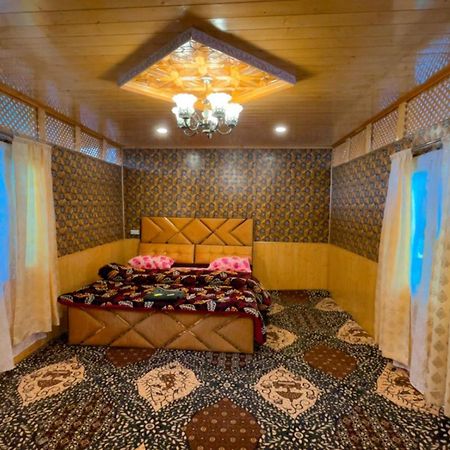 ホテル Hb Nancy Group Of Houseboats Srīnagar エクステリア 写真