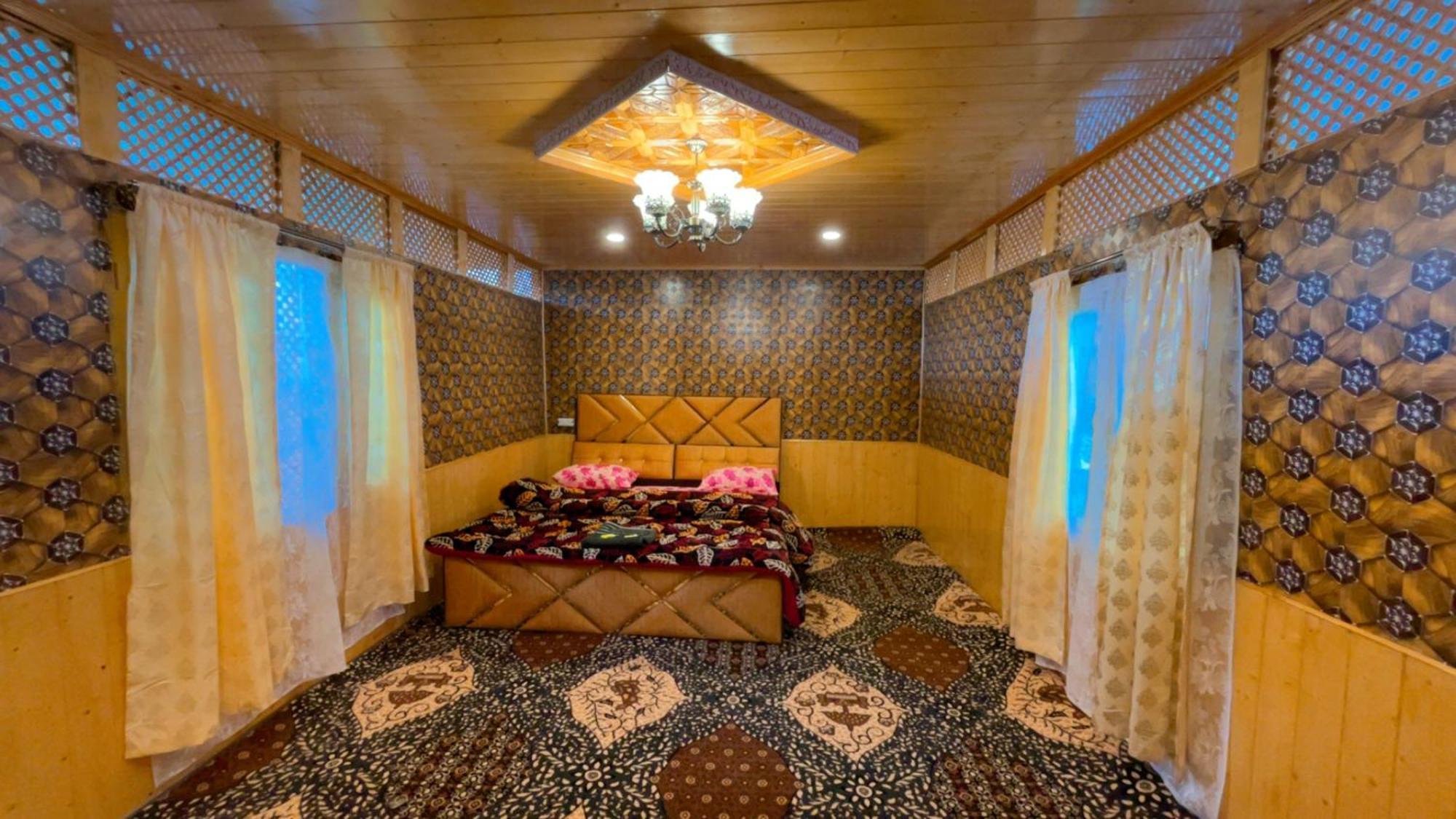ホテル Hb Nancy Group Of Houseboats Srīnagar エクステリア 写真